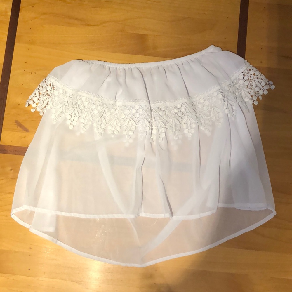 White sleeve less shirt